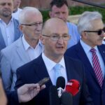 Piotr Wawrzyk zainaugurował kampanię wyborczą. Na zdjęciu (od lewej): Waldemar Bartosz - przewodniczący świętokrzyskiej Solidarności, Piotr Wawrzyk - wiceminister spraw zagranicznych i Stanisław Góźdź - dyrektor Świętokrzyskiego Centrum Onkologii / Piotr Kwaśniewski / Radio Kielce