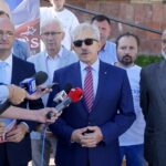 Piotr Wawrzyk zainaugurował kampanię wyborczą. Na zdjęciu (od lewej): Piotr Wawrzyk - wiceminister spraw zagranicznych, Waldemar Bartosz - przewodniczący świętokrzyskiej Solidarności, Stanisław Góźdź - dyrektor Świętokrzyskiego Centrum Onkologii i Adam Massalski - Instytut Historii UJK / Piotr Kwaśniewski / Radio Kielce