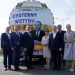 Występa. 06.09.2019. Cysterna wstydu w Świętokrzyskiem. Na zdjęciu (od lewej): Bogdan Latosiński - poseł PiS, Marek Kwitek - poseł PiS, Paweł Wawrzyk - wiceminister spraw zagranicznych, Maria Zuba - poseł PiS, Krzysztof Lipiec - prezes świętokrzyskiego PiS, Sylwester Chruszcz - poseł PiS i Agnieszka Kuś - radna powiatu starachowickiego / Piotr Kwaśniewski / Radio Kielce