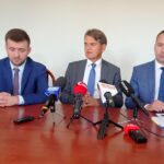 05.09.2019. Kielce. Konferencja UJK. Od lewej: Piotr Ziółkowski - dyrektor Biura Programów i Przedsięwzięć Ministra Nauki i Szkolnictwa Wyższego, prof. Jacek Semaniak -  rektor UJK i Michał Cieślak - poseł Porozumienia / Daniel Lenart / Radio Kielce