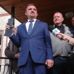 30.09.2019. Bałtów. Demonstracja przed Urzędem Gminy w Bałtowie. Na zdjęciu (po lewej): Hubert Żądło - wójt gminy Bałtów / Anna Głąb / Radio Kielce