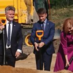 12.09.2019. Włoszczowa. Rozpoczęcie prac dotyczących budowy obwodnicy Włoszczowy. Na zdjęciu od lewej: Krzysztof Słoń - senator PiS, Bartłomiej Dorywalski - wicewojewoda świętokrzyski, Anna Krupka - wiceminister sportu i turystyki / Ewa Pociejowska-Gawęda / Radio Kielce