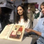 Stała ekspozycja etnograficzna w Muzeum Okręgowym. Na zdjęciu (od lewej): Dominik Płaza - dyrektor Muzeum Okręgowego w Sandomierzu, Kinga Kędziora-Palińska - etnograf i Iwona Łukawska -etnograf / Grażyna Ślęzak-Wójcik / Radio Kielce