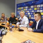 16.09.2019. Kielce. Od lewej: Sławomir Grzesik - tymczasowy trener Korony, Krzysztof Zając - prezes zarządu Kornoy, Mirosław Smyła - nowy trener Korony oraz Rafał Kielczyk - rzecznik prasowy Korony / Jarosław Kubalski / Radio Kielce