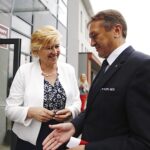 Inauguracja roku szkolnego w Powiatowym Zespole Szkół w Łopusznie. Teresa Pasowska - dyrektor Powiatowego Zespołu Szkół w Łopusznie i Mirosław Gębski - starosta kielecki / Jarosław Kubalski / Radio Kielce