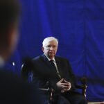 Wiślica. Uroczysta XV Nadzwyczajna Sesja Rady Miejskiej w Wiślicy - wręczenie tytułu Honorowego Obywatela Miasta Wiślica posłowi Krzysztofowi Lipcowi. Na zdjęciu: Krzysztof Lipiec / Jarosław Kubalski / Radio Kielce