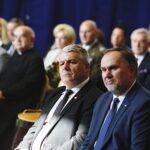 Wiślica. Uroczysta XV Nadzwyczajna Sesja Rady Miejskiej w Wiślicy - wręczenie tytułu Honorowego Obywatela Miasta Wiślica posłowi Krzysztofowi Lipcowi. Na zdjęciu: Bogdan Latosiński - poseł PiS i Marek Kwitek - poseł PiS / Jarosław Kubalski / Radio Kielce