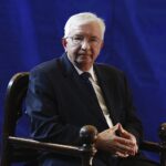 Wiślica. Uroczysta XV Nadzwyczajna Sesja Rady Miejskiej w Wiślicy - wręczenie tytułu Honorowego Obywatela Miasta Wiślica posłowi Krzysztofowi Lipcowi. Na zdjęciu: Krzysztof Lipiec / Jarosław Kubalski / Radio Kielce