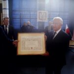 Wiślica. Uroczysta XV Nadzwyczajna Sesja Rady Miejskiej w Wiślicy - wręczenie tytułu Honorowego Obywatela Miasta Wiślica posłowi Krzysztofowi Lipcowi. Na zdjęciu: Jarosław Jaworski - burmistrz Miasta i Gminy Wiślica, Jacek Gocyk - przewodniczący Rady Miasta Wiślica oraz Krzysztof Lipiec / Jarosław Kubalski / Radio Kielce