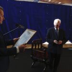 Wiślica. Uroczysta XV Nadzwyczajna Sesja Rady Miejskiej w Wiślicy - wręczenie tytułu Honorowego Obywatela Miasta Wiślica posłowi Krzysztofowi Lipcowi. Na zdjęciu: Jarosław Jaworski - burmistrz Miasta i Gminy Wiślica oraz Krzysztof Lipiec / Jarosław Kubalski / Radio Kielce