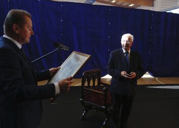 Wiślica. Uroczysta XV Nadzwyczajna Sesja Rady Miejskiej w Wiślicy - wręczenie tytułu Honorowego Obywatela Miasta Wiślica posłowi Krzysztofowi Lipcowi. Na zdjęciu: Jarosław Jaworski - burmistrz Miasta i Gminy Wiślica oraz Krzysztof Lipiec / Jarosław Kubalski / Radio Kielce
