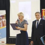 Inauguracja roku szkolnego w Powiatowym Zespole Szkół w Łopusznie. Teresa Pasowska - dyrektor Powiatowego Zespołu Szkół w Łopusznie i Mirosław Gębski - starosta kielecki / Jarosław Kubalski / Radio Kielce