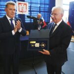 Wiślica. Uroczysta XV Nadzwyczajna Sesja Rady Miejskiej w Wiślicy - wręczenie tytułu Honorowego Obywatela Miasta Wiślica posłowi Krzysztofowi Lipcowi. Na zdjęciu: Jacek Gocyk - przewodniczący Rady Miasta Wiślica i Krzysztof Lipiec / Jarosław Kubalski / Radio Kielce