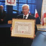 Wiślica. Uroczysta XV Nadzwyczajna Sesja Rady Miejskiej w Wiślicy - wręczenie tytułu Honorowego Obywatela Miasta Wiślica posłowi Krzysztofowi Lipcowi. Na zdjęciu: Krzysztof Lipiec / Jarosław Kubalski / Radio Kielce