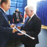 Wiślica. Uroczysta XV Nadzwyczajna Sesja Rady Miejskiej w Wiślicy - wręczenie tytułu Honorowego Obywatela Miasta Wiślica posłowi Krzysztofowi Lipcowi. Na zdjęciu: Jarosław Jaworski - burmistrz Miasta i Gminy Wiślica i Krzysztof Lipiec / Jarosław Kubalski / Radio Kielce
