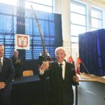 Wiślica. Uroczysta XV Nadzwyczajna Sesja Rady Miejskiej w Wiślicy - wręczenie tytułu Honorowego Obywatela Miasta Wiślica posłowi Krzysztofowi Lipcowi. Na zdjęciu: Jarosław Jaworski - burmistrz Miasta i Gminy Wiślica i Krzysztof Lipiec / Jarosław Kubalski / Radio Kielce