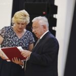 Inauguracja roku szkolnego w Powiatowym Zespole Szkół w Łopusznie. Teresa Pasowska - dyrektor Powiatowego Zespołu Szkół w Łopusznie i Krzysztof Lipiec - poseł PiS / Jarosław Kubalski / Radio Kielce