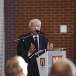 Wiślica. Uroczysta XV Nadzwyczajna Sesja Rady Miejskiej w Wiślicy - wręczenie tytułu Honorowego Obywatela Miasta Wiślica posłowi Krzysztofowi Lipcowi. Na zdjęciu: Krzysztof Lipiec / Jarosław Kubalski / Radio Kielce