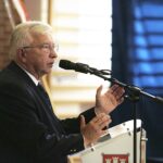 Wiślica. Uroczysta XV Nadzwyczajna Sesja Rady Miejskiej w Wiślicy - wręczenie tytułu Honorowego Obywatela Miasta Wiślica posłowi Krzysztofowi Lipcowi. Na zdjęciu: Krzysztof Lipiec / Jarosław Kubalski / Radio Kielce