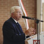 Wiślica. Uroczysta XV Nadzwyczajna Sesja Rady Miejskiej w Wiślicy - wręczenie tytułu Honorowego Obywatela Miasta Wiślica posłowi Krzysztofowi Lipcowi. Na zdjęciu: Krzysztof Lipiec / Jarosław Kubalski / Radio Kielce