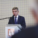 Wiślica. Uroczysta XV Nadzwyczajna Sesja Rady Miejskiej w Wiślicy - wręczenie tytułu Honorowego Obywatela Miasta Wiślica posłowi Krzysztofowi Lipcowi. Na zdjęciu: Andrzej Pruś - przewodniczący Sejmiku Województwa Świętokrzyskiego  / Jarosław Kubalski / Radio Kielce