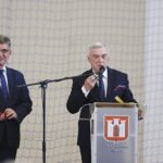 Wiślica. Uroczysta XV Nadzwyczajna Sesja Rady Miejskiej w Wiślicy - wręczenie tytułu Honorowego Obywatela Miasta Wiślica posłowi Krzysztofowi Lipcowi. Na zdjęciu: Andrzej Pruś - przewodniczący Sejmiku Województwa Świętokrzyskiego i Andrzej Bętkowski - marszałek województwa świętokrzyskiego / Jarosław Kubalski / Radio Kielce