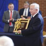 Wiślica. Uroczysta XV Nadzwyczajna Sesja Rady Miejskiej w Wiślicy - wręczenie tytułu Honorowego Obywatela Miasta Wiślica posłowi PiS Krzysztofowi Lipcowi / Jarosław Kubalski / Radio Kielce