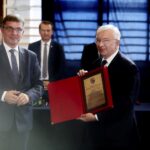 Wiślica. Uroczysta XV Nadzwyczajna Sesja Rady Miejskiej w Wiślicy - wręczenie tytułu Honorowego Obywatela Miasta Wiślica posłowi Krzysztofowi Lipcowi. Na zdjęciu: Andrzej Pruś - przewodniczący Sejmiku Województwa Świętokrzyskiego i Krzysztof Lipiec / Jarosław Kubalski / Radio Kielce