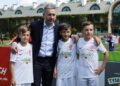 Turniej „Z Podwórka na Stadion o Puchar Tymbarku”. Trener reprezentacji Polski Jerzy Brzęczek z młodymi piłkarzami / PZPN