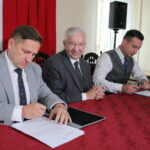 30.09.2019. Kije. Na zdjęciu, od lewej:  Radosław Słoniewski – dyrektor Polskiej Spółki Gazownictwa, Krzysztof Lipiec – poseł PiS i Tomasz Socha – wójt Gminy Kije / Marta Gajda / Radio Kielce