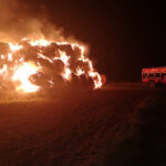 Pożar słomy w Przeuszynie w gminie Ćmielów / Komenda Powiatowa Straży Pożarnej w Ostrowcu Św.