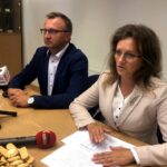 17.09.2019 Sandomierz. Wręczenie czeków z dotacjami na remonty infrastruktury w ramach Funduszu Dróg Samorządowych. Na zdjęciu (od lewej): Marcin Piwnik - starosta sandomierski i Agata Wojtyszek - wojewoda świętokrzyski / Grażyna Szlęzak-Wójcik / Radio Kielce