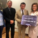 17.09.2019 Sandomierz. Wręczenie czeków z dotacjami na remonty infrastruktury w ramach Funduszu Dróg Samorządowych. Czek od wojewody Agaty Wojtyszek odbiera Marek Goździewski - wójt Klimontowa / Grażyna Szlęzak-Wójcik / Radio Kielce