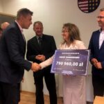 17.09.2019 Sandomierz. Wręczenie czeków z dotacjami na remonty infrastruktury w ramach Funduszu Dróg Samorządowych. Czek od wojewody Agaty Wojtyszek odbiera Marcin Marzec - burmistrz Sandomierza / Grażyna Szlęzak-Wójcik / Radio Kielce