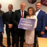 17.09.2019 Sandomierz. Wręczenie czeków z dotacjami na remonty infrastruktury w ramach Funduszu Dróg Samorządowych. Czek od wojewody Agaty Wojtyszek odbiera Witold Surowiec - wójt Samborca / Grażyna Szlęzak-Wójcik / Radio Kielce