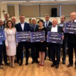 17.09.2019 Sandomierz. Wręczenie czeków z dotacjami na remonty infrastruktury w ramach Funduszu Dróg Samorządowych / Grażyna Szlęzak-Wójcik / Radio Kielce