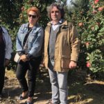 20.09.2019. Rożki, gmina Obrazów. Spotkanie zorganizowane przez posła PiS Marka Kwitka w sadzie jabłkowym. Radny Antoni Rylski wraz z sadowniczkami / Grażyna-Szlęzak-Wójcik / Radio Kielce