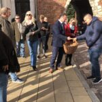 20.09.2019. Sandomierz. Andrzej Szejna częstuje słodyczami przechodniów / Grażyna-Szlęzak-Wójcik / Radio Kielce