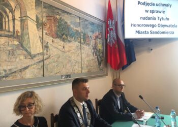 25.09.2019. Sandomierz. Sesja Rady Miasta w Sandomierzu. Na zdjęciu (od lewej): Aneta Przyłucka - sekretarz miasta, Marcin Marzec - burmistrz Sandomierza i Paweł Niedźwiedź - wiceburmistrz Sandomierza / Grażyna Szlęzak-Wójcik / Radio Kielce
