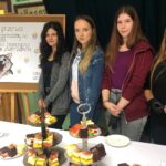 27.09.2019. Sandomierz. Kiermasz ciast w Zespole Szkół Centrum Kształcenia Rolniczego w Sandomierzu. Na zdjęciu (od lewej): Maja, Dominika, Weronika i Agata / Radio Kielce