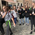 28.09.2019. Sandomierz. Happening „My piękne małpy Europy ratujemy Ziemię” / Grażyna Szlęzak-Wójcik / Radio Kielce