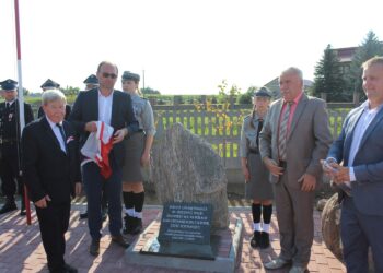 01.09.2019. Gabułtów. 80. rocznica wybuchu II wojny światowej oraz walk żołnierzy na polach gabułtowskich we wrześniu 1939 roku. Na zdjęciu (od lewej): Arkadiusz Jańczyk - sołtys wsi Gabułtów, Wacław Piwudzki - przewodniczący Rady Gminy Kazimierza Wielka,  Błażej Matera - radny, Lucjan Małek - radny, Łukasz Maderak - zastępca burmistrza / Marta Gajda / Radio Kielce