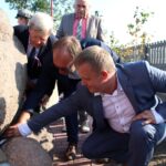 01.09.2019. Gabułtów. 80. rocznica wybuchu II wojny światowej oraz walk żołnierzy na polach gabułtowskich we wrześniu 1939 roku. Na zdjęciu (od lewej): Arkadiusz Jańczyk - sołtys wsi Gabułtów Łukasz Maderak - zastępca burmistrza, Lucjan Małek radny / Marta Gajda / Radio Kielce