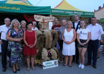 01.09.2019. Michałów. Wieniec pań z KGW Pawłowice będzie reprezentował powiat pińczowski na dożynkach wojewódzkich / Marta Gajda / Radio Kielce