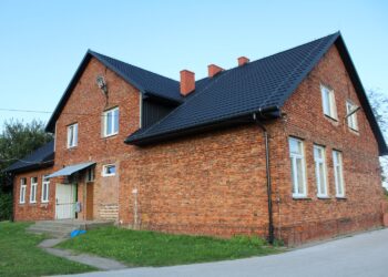 04.09.2019. Dalechowice. Budynek remizo-świetlicy, w którym znajdują się trzy mieszkania komunalne / Marta Gajda / Radio Kielce