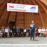 07.09.2019. Busko-Zdrój. Narodowe Czytanie. Julian Wiśniewski – jeden z lektorów ze Zbludowic w gronie rodziny i przyjaciół / Marta Gajda / Radio Kielce