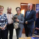 10.09.2019. Gnojno. Wojewoda spotkała się z mieszkańcami gminy Gnojno. Na zdjęciu (od lewej): seniorzy z Domu Seniora w Janowicach Poduszowskich, Agata Wojtyszek - wojewoda świętokrzyski i Zbigniew Janik - wójt gminy Gnojno / Marta Gajda / Radio Kielce