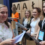 13.09.2019. Busko-Zdrój. Uroczyste zakończenie projektu Małe Miasto Busko-Zdrój. Joanna Miszkurka, koordynator projektu "Małe Miasto Busko-Zdrój" z Fundacji Bank Gospodarstwa Krajowego wręcza pamiątkowe dyplomy uczestnikom projektu / Marta Gajda / Radio Kielce