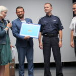 13.09.2019. Busko-Zdrój. Uroczyste zakończenie projektu Małe Miasto Busko-Zdrój. od lewej: Dorota Tworek z Fundacji Nowa Przestrzeń Sztuki, Michał Maroński - zastepca Buska-Zdroju, Jakub Kosiń - komendant powiatowy policji w Busku-Zdroju i bryg. Marek Lis - zastępca komendanta powiatowego straży pożarnej w Busku-Zdroju / Marta Gajda / Radio Kielce