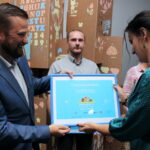 13.09.2019. Busko-Zdrój. Uroczyste zakończenie projektu Małe Miasto Busko-Zdrój. Michał Maroński - zastępca Buska-Zdroju wręcza pamiątkowy dyplom Magdalenie Sitek z Radia Kielce / Marta Gajda / Radio Kielce